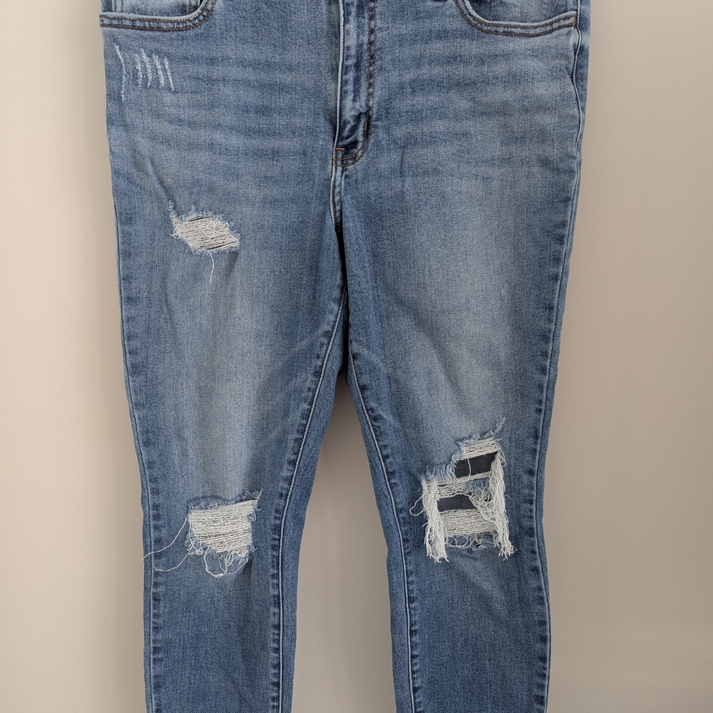 Studio Blue Cropped Ankle Jeans with Distressed Style